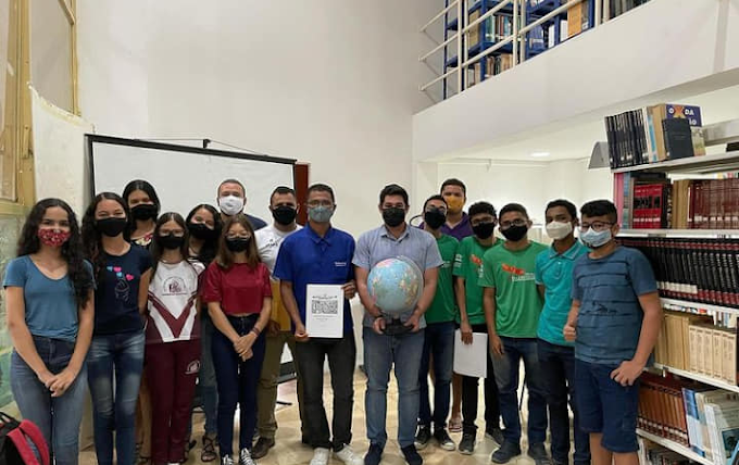Santana do Cariri : Secretaria Municipal de Educação oferece curso de inglês básico aos Guias do Museu de Paleontologia Dr Plácido Cidade Nuvens.