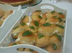 Mini  pão de mandioquinha com queijo branco e patê de ervas