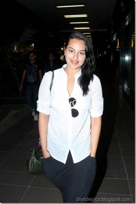 Sonakshi Sinha Hot Pics at Airport 5