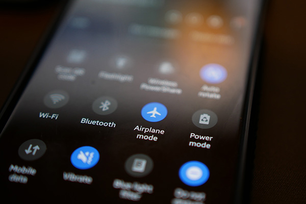 Fungsi Mode Pesawat pada Smartphone Selain untuk Keselamatan Penerbangan