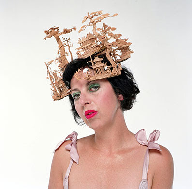 Topi-topi aneh yang pernah dipakai artis & model dunia