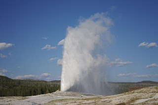 Old Faithful geyser eruption