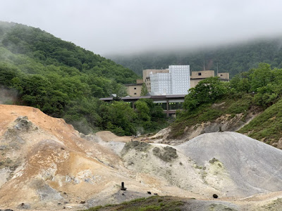 地獄谷から見た第一滝本館