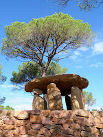 Dolmen. Uno de los Mejor conservado de Catalunya en  Vallgorguina. P. N. Montnegre y corredor 