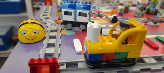 robot Bee-Bot y piezas tren LEGO