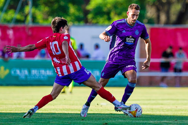 Kiko Olivas conduce el balón. S. D. ATLÉTICO TORDESILLAS 1 (Miguel) REAL VALLADOLID C. F. 9 (Nacho, Óscar Plano, Aguado, Zalazar, Weissmann, Lucas Olaza 2, Marcos André, Bruno). 16/07/2021. Partido amistoso. Tordesillas, Valladolid, campo de Las Salinas.