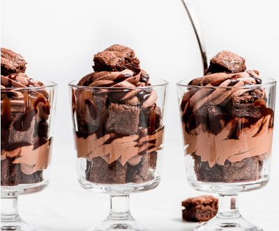  These Mini Triple Chocolate Trifles are a chocolate sweetheart MINI TRIPLE CHOCOLATE TRIFLES #cakerecipe 
