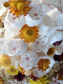 Asfodelo e fiori di carta per un centrotavola ecologico bianco, giallo, marsala