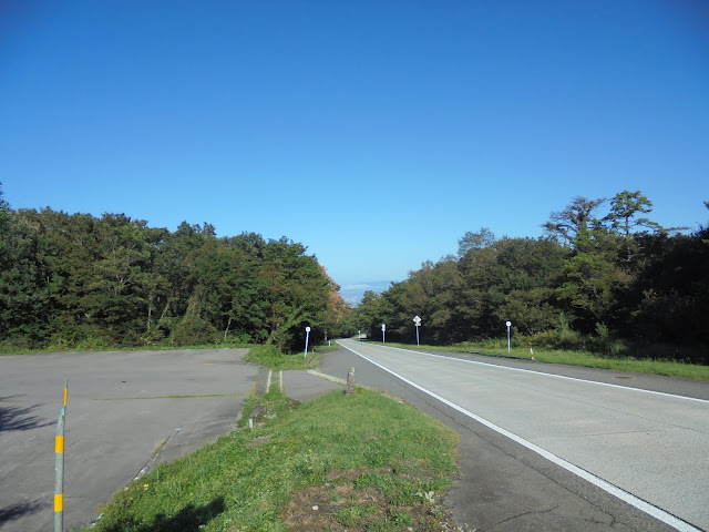 左手は民家の駐車場