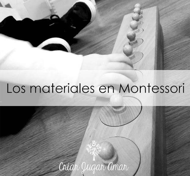 Los materiales es el tercer pilar del Método Montessori. Cuando hablo de materiales no solo no me refiero a los que existen en el mercado, si no a la actividades de la vida diaria con las que también podemos trabajar, o a materiales caseros que podemos hacer nosotros mismos. 