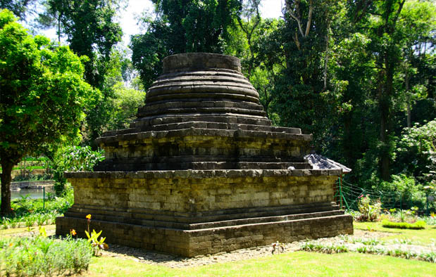  yang sempat terekam dalam sejarah budaya bangsa kita Peninggalan Kerajaan Singasari, 5 Candi, 1 Arca, dan 4 Prasasti + Gambar