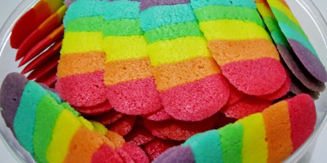 Cara Membuat Kue Lidah Kucing Rainbow 