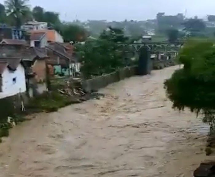 Banjir Terjang 13 Kecamatan di Garut, 15 Rumah Hilang, 1 Orang Tewas 