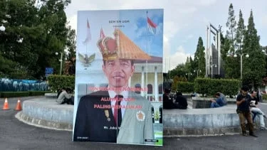 Jokowi Dinobatkan Sebagai Alumnus UGM Paling Memalukan oleh BEM KM UGM, Banner Besar Terpampang di Kampus  
