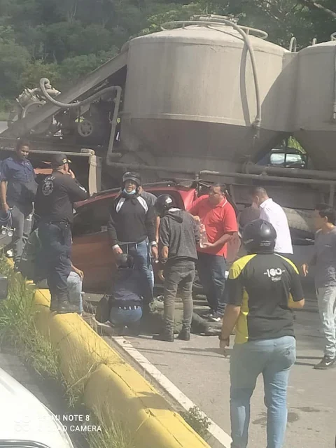 TERRIBLE | Gandola aplastó a un vehículo en la Autopista Francisco de Miranda