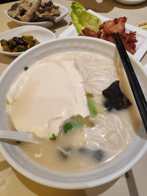 Rice Vermicelli With Red Fermented Beancurd Chicken Fillets In Fish Soup + Crispy Fried Fish Skin