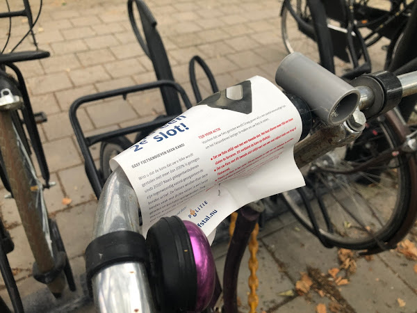 Waarschuwingsbriefje 'Geen 2e slot'op stuur van fiets