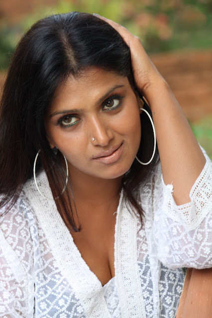 Bhuvaneswari hot cleavages pics