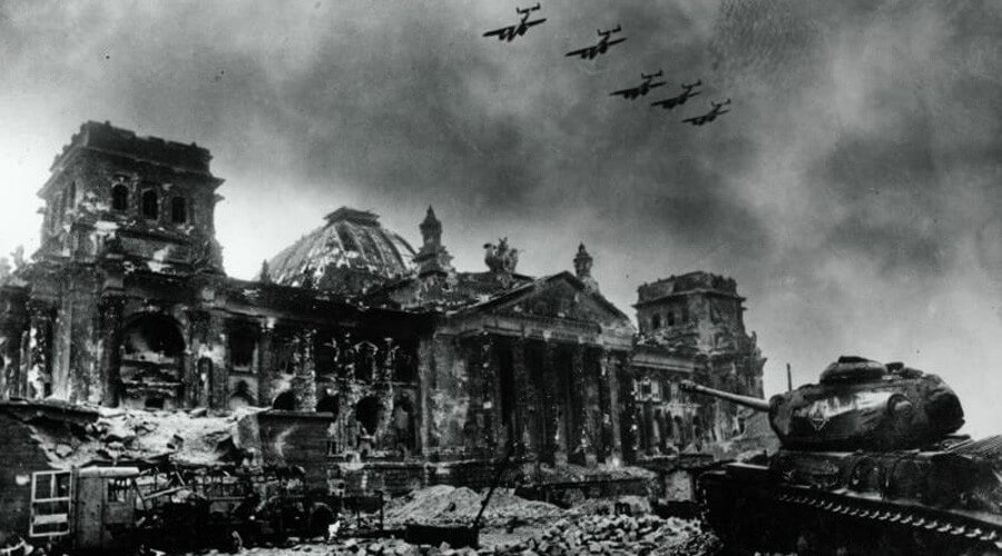 Shocking Pictures Of WWII Captured By Soviet Photographer (Graphic Content)