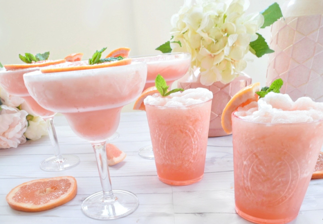 Easy Grapefruit Frosé (Frozen Rosé) #alcohol #drink