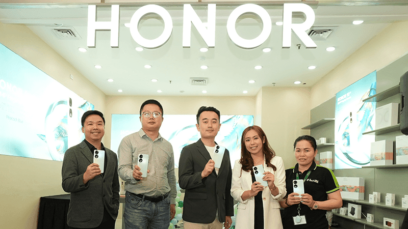 The store opening was officiated by HONOR Philippines GTM Manager Steven Yan, PR Manager Pao Oga, Brand Marketing Manager Joepy Libo-on, and Retail Sales Director Tom Yuan with EC Panda SM City Dasmariñas Store OIC Evelyn Enong.