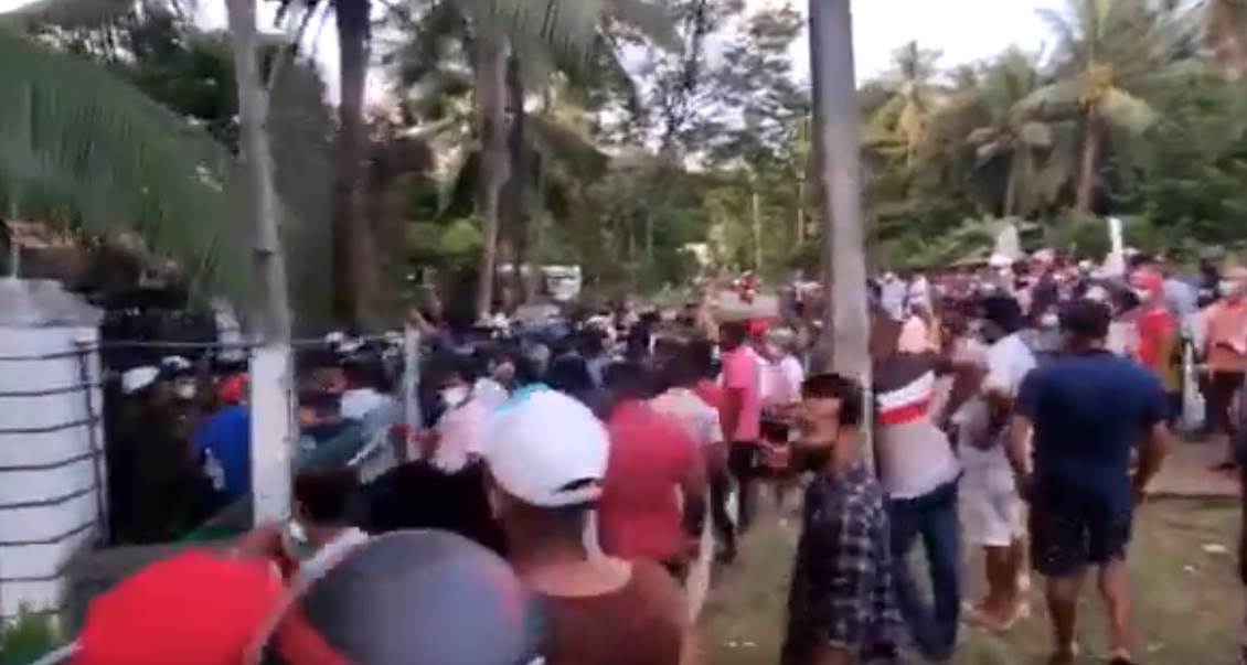 Residents-surround-the-house-of-State-Minister-Shantha-Bandara-Video Residents-surround-the-house-of-State-Minister-Shantha-Bandara-Video