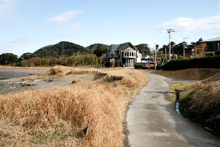 スケッチした風景。ひなびた海岸と洋館