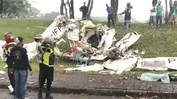 BREAKING NEWS: Pesawat Jatuh di BSD Tangsel, Tiga Orang Tewas