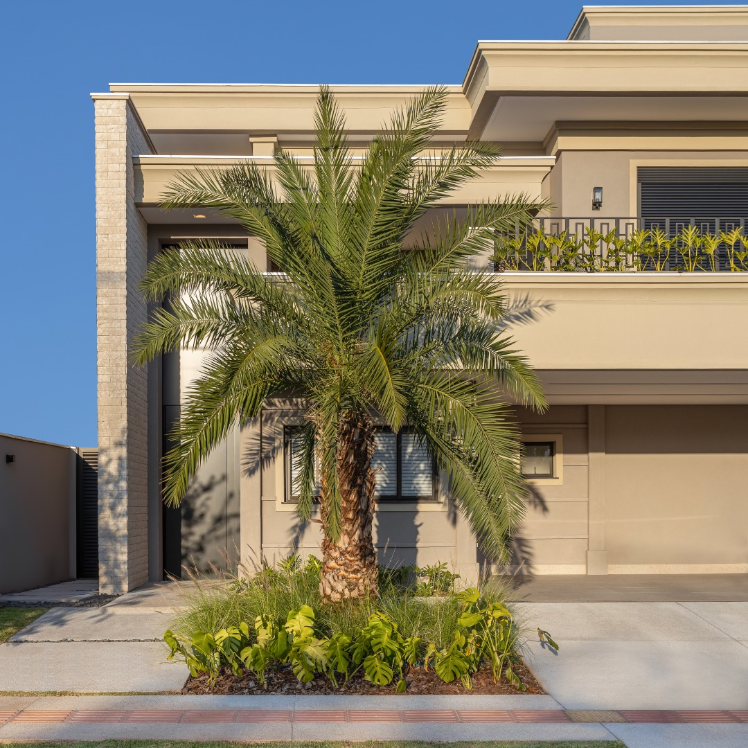 Fachada de casa clássica contemporânea com cor concreto e aberturas pretas!  - Decor Salteado