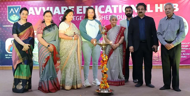 Noida : एवियर कॉलेज ऑफ हायर एजुकेशन द्वारा आयोजित ‘नारी शक्ति अवॉर्ड 2025’ में समाज के विभिन्न क्षेत्रों में उत्कृष्ट योगदान देने वाली महिलाओं को सम्मानित किया गया।