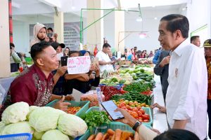 Tinjau Pasar Merdeka di Samarinda, Presiden Jokowi Temukan Hanya Harga Beras yang Bertahan Mahal
