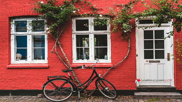 warna cat rumah exterior merah bata yang berani