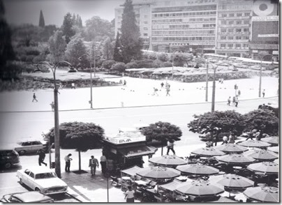 1966-1  1966 Πλατεία Συντάγματος - μπροστά  τα  τραπεζοκαθισματα  τουΖαχαροπλαστείου  Παπασπύρου