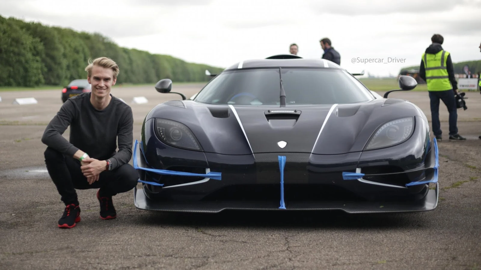 Oli Webb là người cầm cương quái thú Koenigsegg One:1