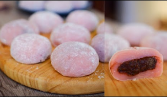 Kue Mochi Coklat adalah varian kue mochi yang memiliki rasa dan aroma coklat yang lezat. Kue ini merupakan perpaduan antara cita rasa manis dan gurih dari coklat dengan tekstur kenyal dan lembut dari adonan mochi. Mochi yang terbuat dari tepung ketan menjadi lapisan luar yang menyelimuti isian coklat yang lezat di bagian tengahnya.