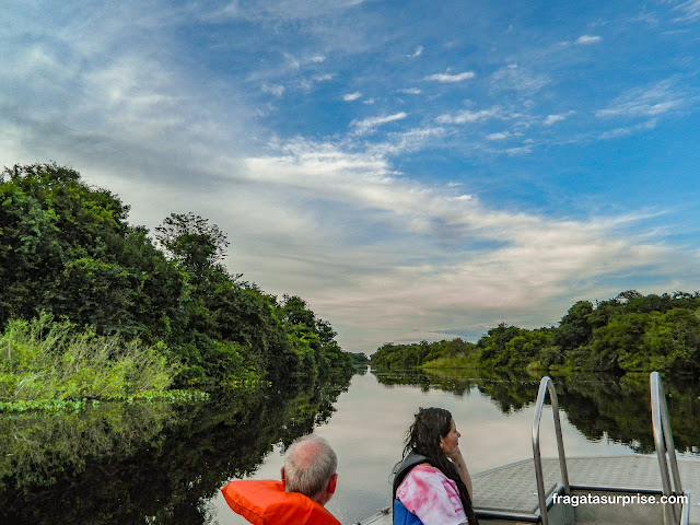 Passeio de voadeira no Pantanal