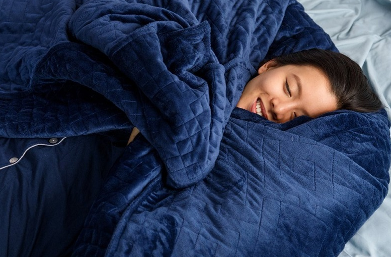 8 Manfaat Tidur Pakai Selimut