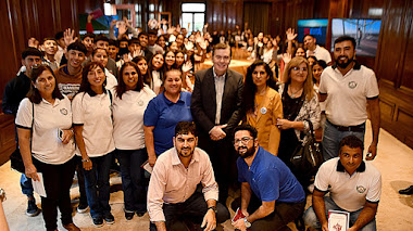 El Gobernador recibio la visita de alumnos de los departamentos Sarmiento y Moreno.