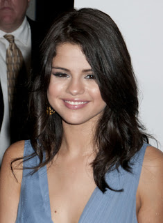 Selena Gomez medium wavy hairstyles - Shoulder length hairstyle Ideas for Girls