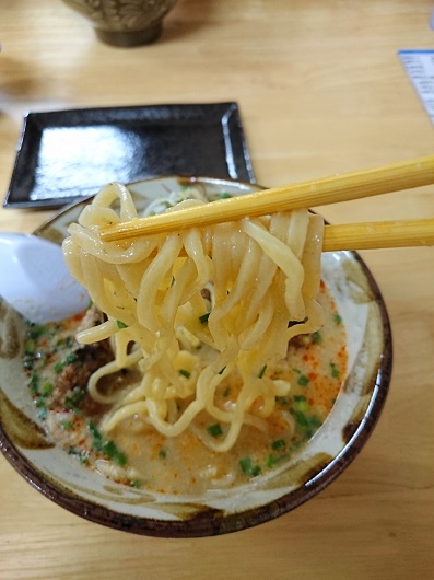 軟骨坦々そばの麺の写真