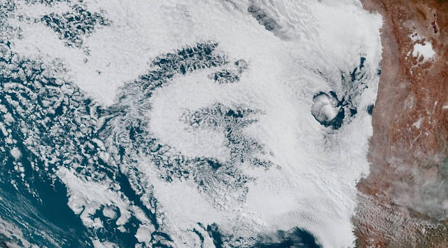 Satélite GOES 16. NOAA. In: https://metsul.com/satelite-mostra-enorme-letra-g-na-costa-do-chile/