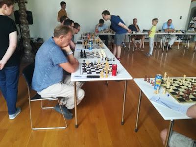 Simultanée au club d'échecs d'Oudenarde avec le GMI Tanguy Ringoir, ici contre Jean-Michel Delfosse.