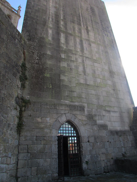 Torre estilo medieval em granito