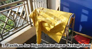 Pastikan Jas Hujan Benar-Benar Kering Alami merupakan langkah mencuci jas hujan yang benar