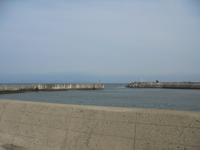 皆生漁港から海岸線の防波堤沿いに弓ヶ浜公園に向かいます