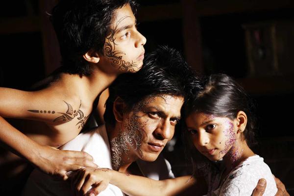 SRK and his children looked cute together especially with the henna tattoos SRK and his children looked cute together especially with the henna tattoos