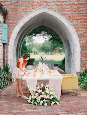 Wedding planner fixing table decor at Casa Feliz