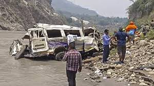  रुद्रप्रयाग : अनियंत्रित होकर यात्रियों से भरा टेम्पो ट्रेवलर अलकनंदा नदी में समाया 