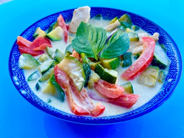 Curry vert de poulet au lait de coco et aux légumes ;) ©