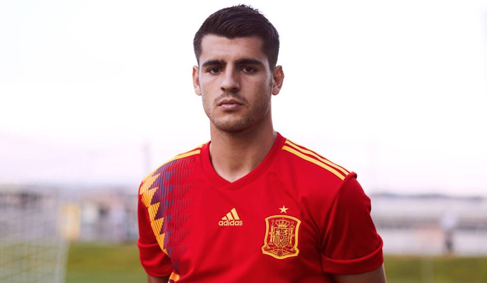 Presentan la equipación de la Selección Española para el Mundial y salta la polémica por sus colores republicanos.